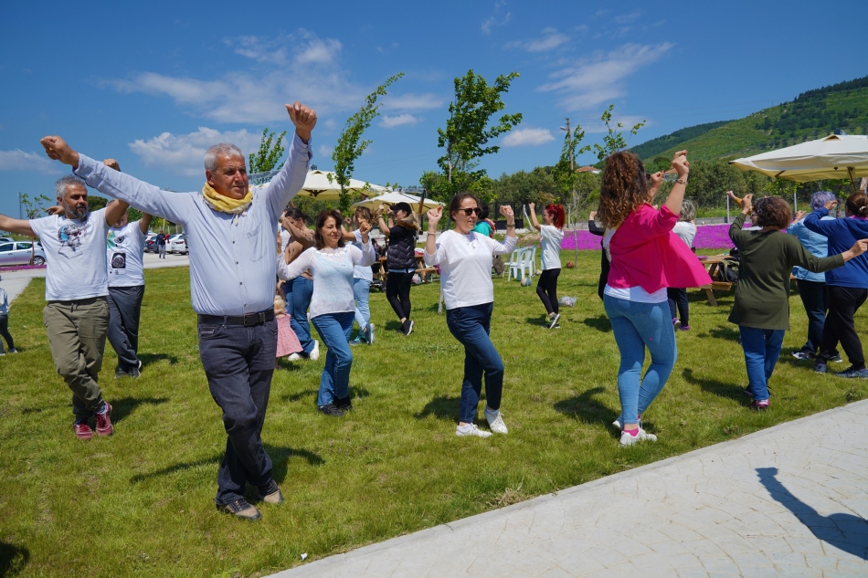 2023/05/1683524058_1_aliaga_yorukler_dernegi_gunesli_havanin_tadini_obapark-ta_Cikardi.jpg