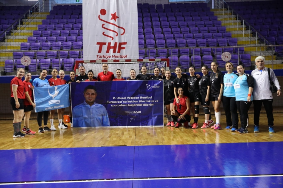 2024/01/1704312704_aliaga_belediyesi_veteran_kadin_hentbol_takimlarindan_2_kupa_birden_-3.jpeg