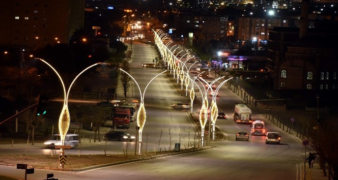 Aliağa Belediyesi İnönü Caddesini ışıl ışıl yaptı