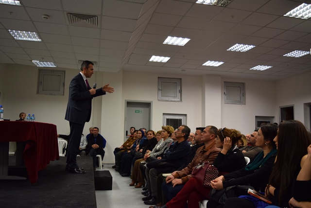 Aliağa'da Emekli Tuğgeneral Dr.Naim Babüroğlu'nun Söyleyişi ve İmza Etkinliği Yoğun İlgi Gördü.