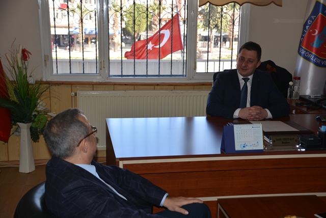 AK Parti İzmir Milletvekili Kerem Ali Sürekli, Aliağa'daki esnaf odaları başkanlarını ziyaret ederek