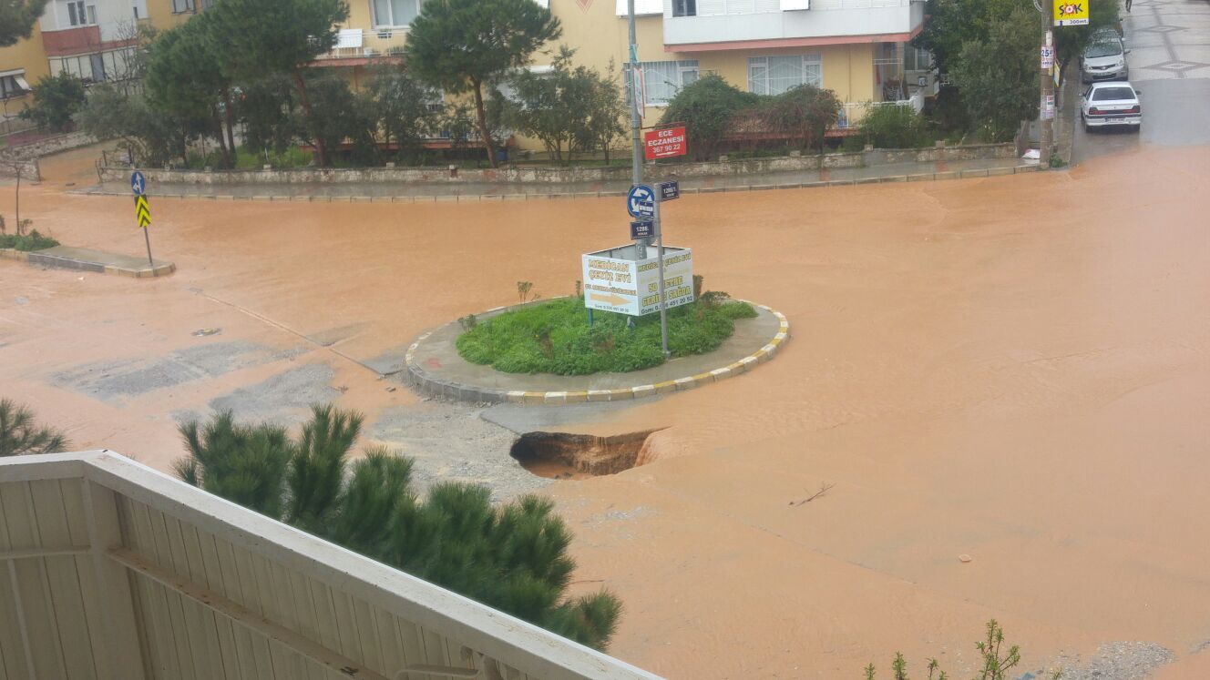 İzmir'de Kuvvetli Sağanak Yağış,Yolda  Göçük Oluşmasına Ve İzban Seferlerine Durmasına Neden Oldu.  