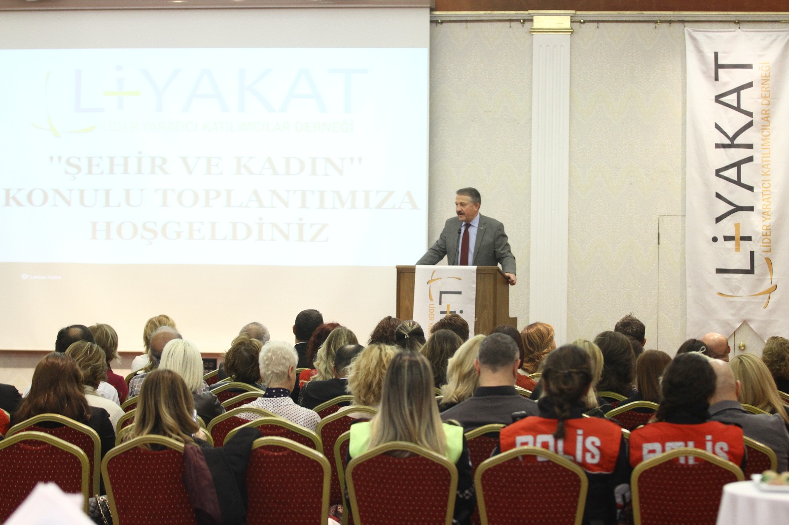 İzmir İl Emniyet Müdürü Hüseyin Aşkın Liyakat Derneği'nde Şehir ve Kadın Güvenliğini Konuştu
