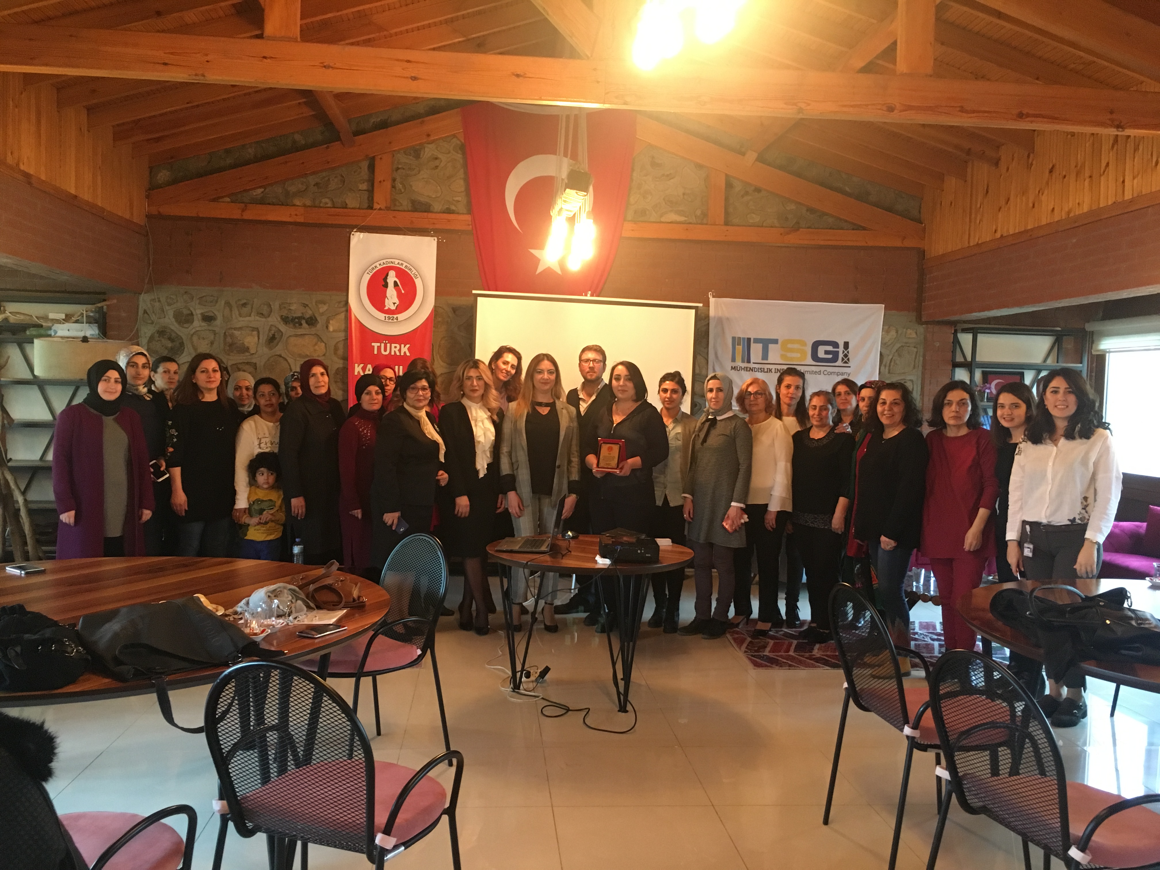 Aliağalı Kadınlara "Sosyal Medya Kullanımı ve Dijital Pazarlama Teknikleri" Semineri