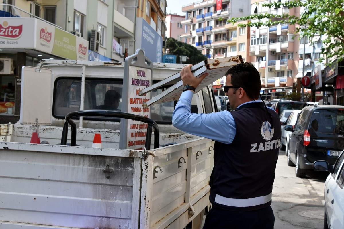 ALİAĞA BELEDİYE ZABITASI'NDAN YOL VE KALDIRIM İŞGALİNE GEÇİT YOK