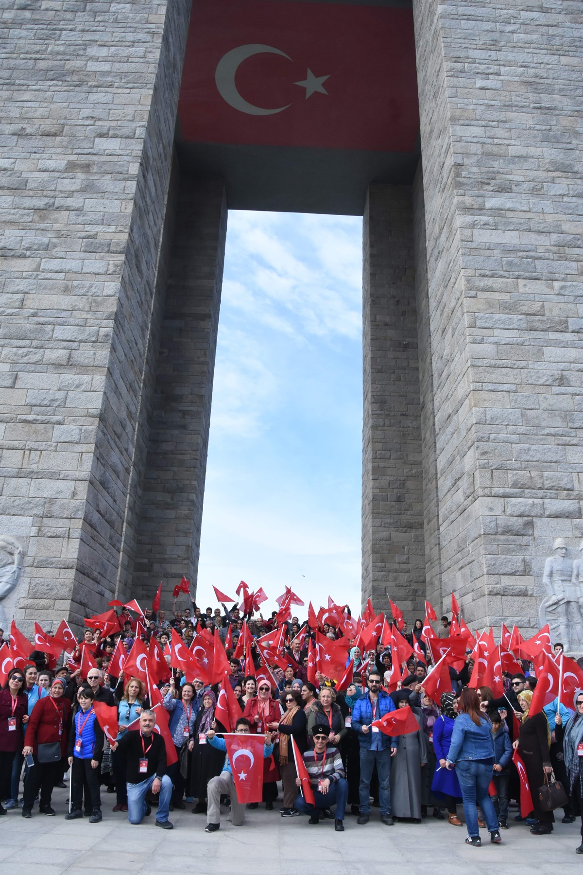 Aliağa Belediyesi'nin organizasyonu ile Çanakkale'ye giden bin kişilik ikinci kafile Aliağa'ya döndü.