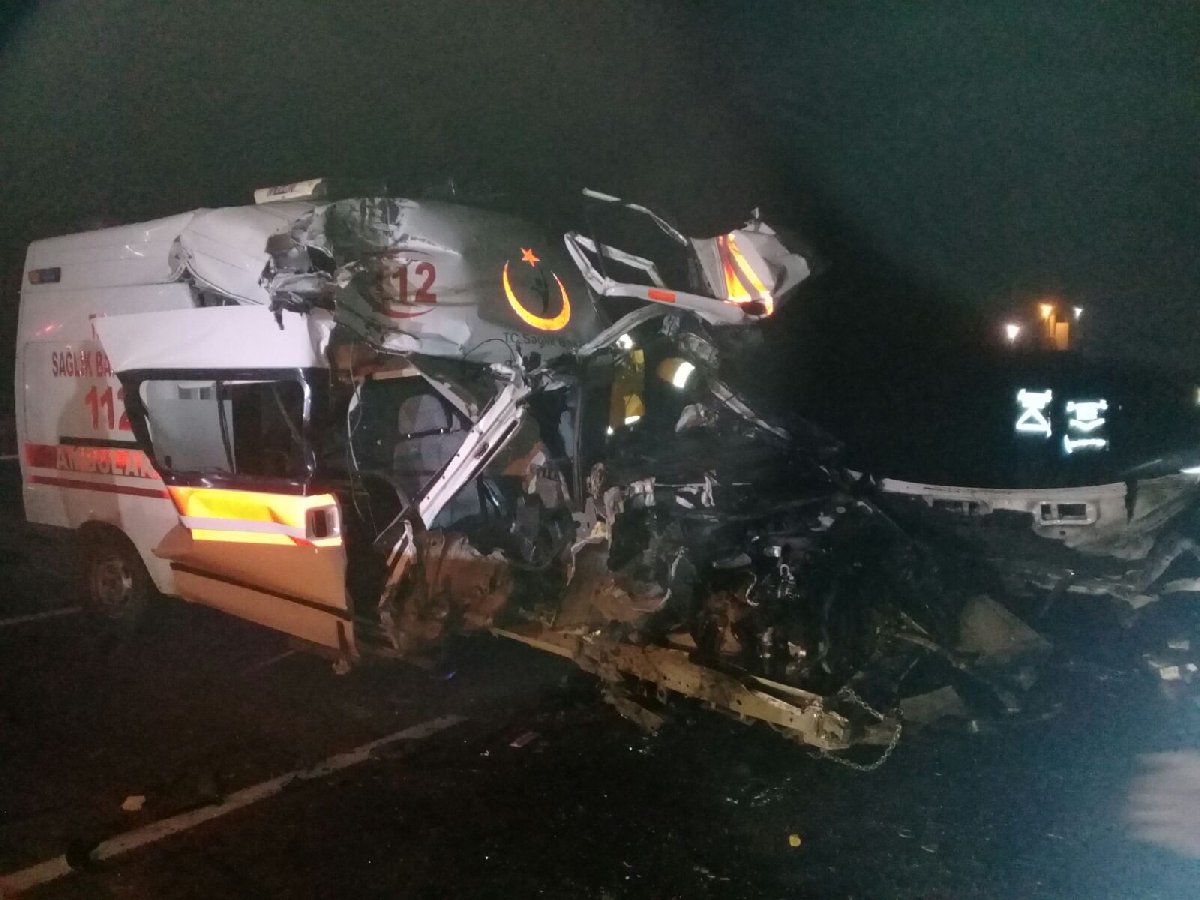 Ambulans tıra çarptı 1 sağlık personeli hayatını kaybetti