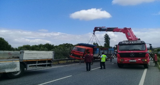 Aliağa'da kamyon bariyerlere çarptı: 1 yaralı