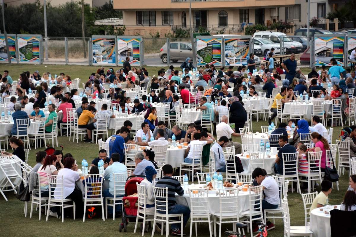 ALİAĞA BELEDİYESİ'NİN BEŞ YILDIZLI İFTARI YOĞUN İLGİ GÖRÜYOR