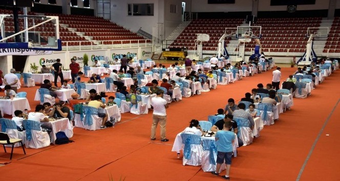Aliağa'da Kyme Satranç Turnuvasına yoğun ilgi
