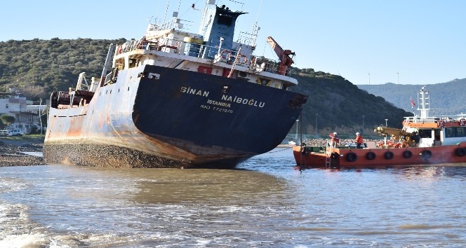 İzmir'de karaya oturan yük gemisi kurtarıldı
