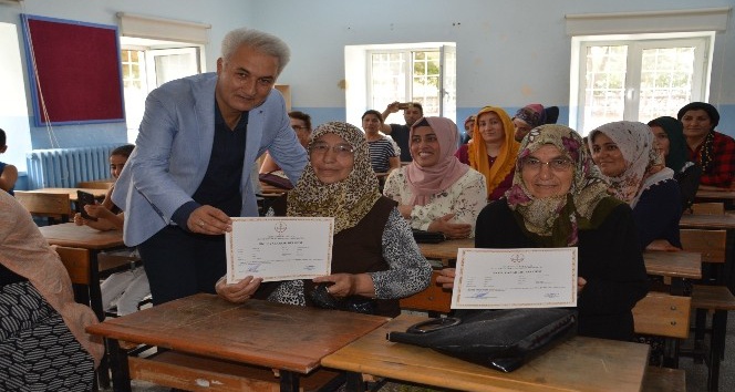 "Okuma Yazma Seferberliği" kursiyerleri sertifika aldı