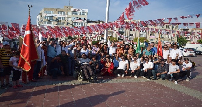 MHP, Aliağa'yı bayraklarla süsledi
