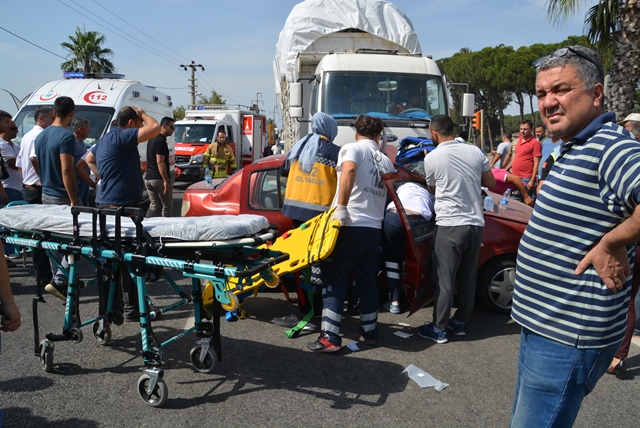 Karayolları Kavşağında Trafik Kazası 2 Kişi yaralı.