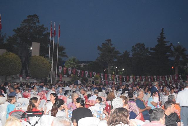 Aliağa'da MHP'den bin 500 kişiye iftar