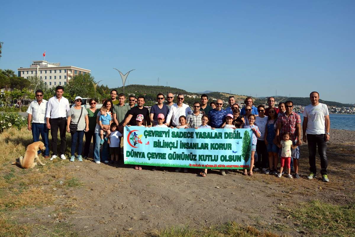 ALİAĞA'DA 'DÜNYA ÇEVRE GÜNÜ' KAPSAMINDA PLAJ TEMİZLİĞİ YAPILDI