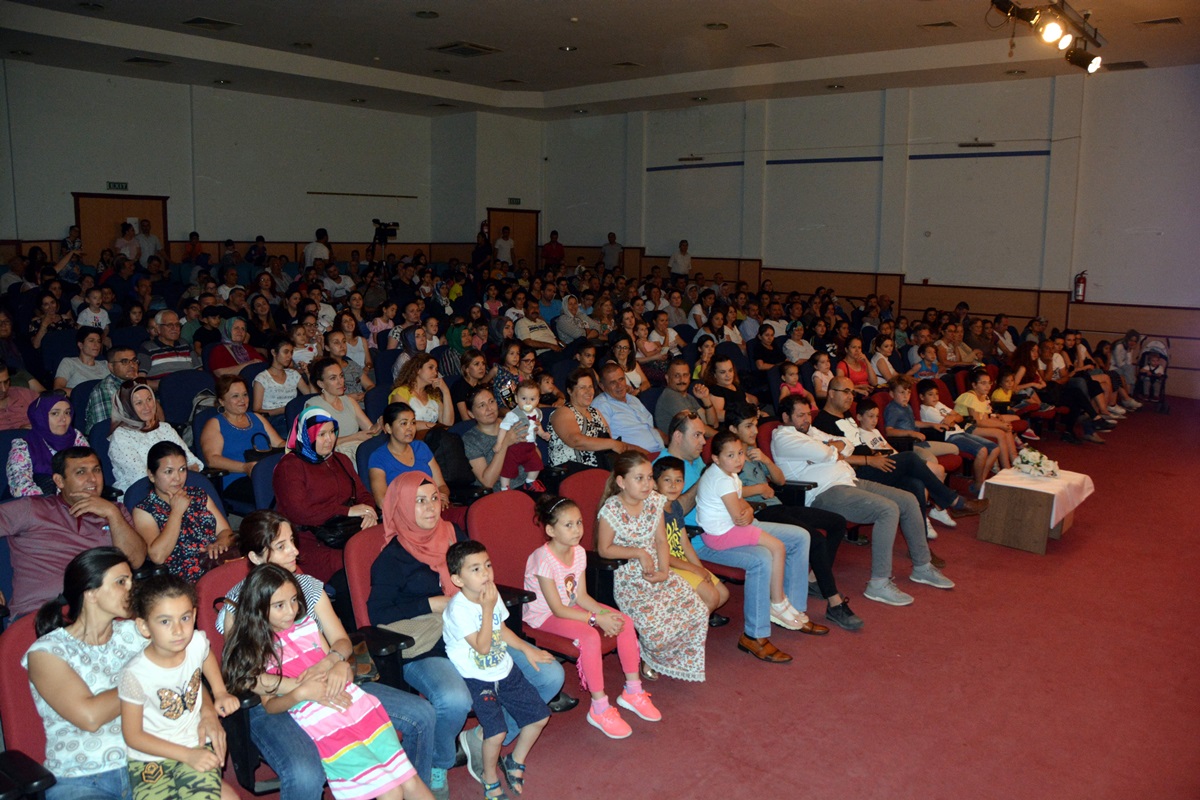 KÜÇÜK OYUNCULARA BÜYÜK ALKIŞ