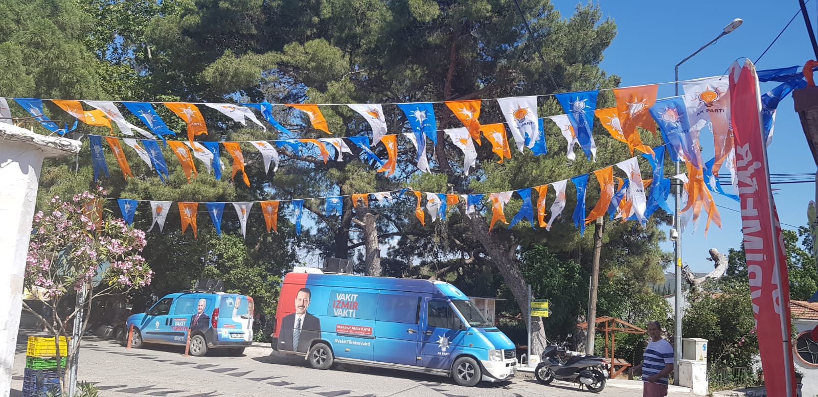 Karaburun'da 'bayraklama' krizi