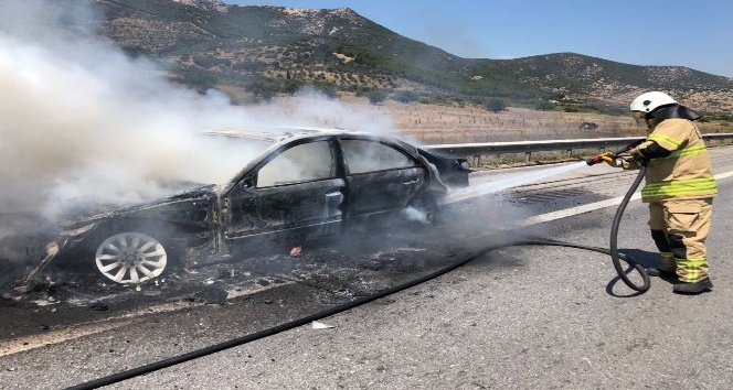 Alev alan araç makilik alanı yaktı, ekiplerin müdahalesi sürüyor