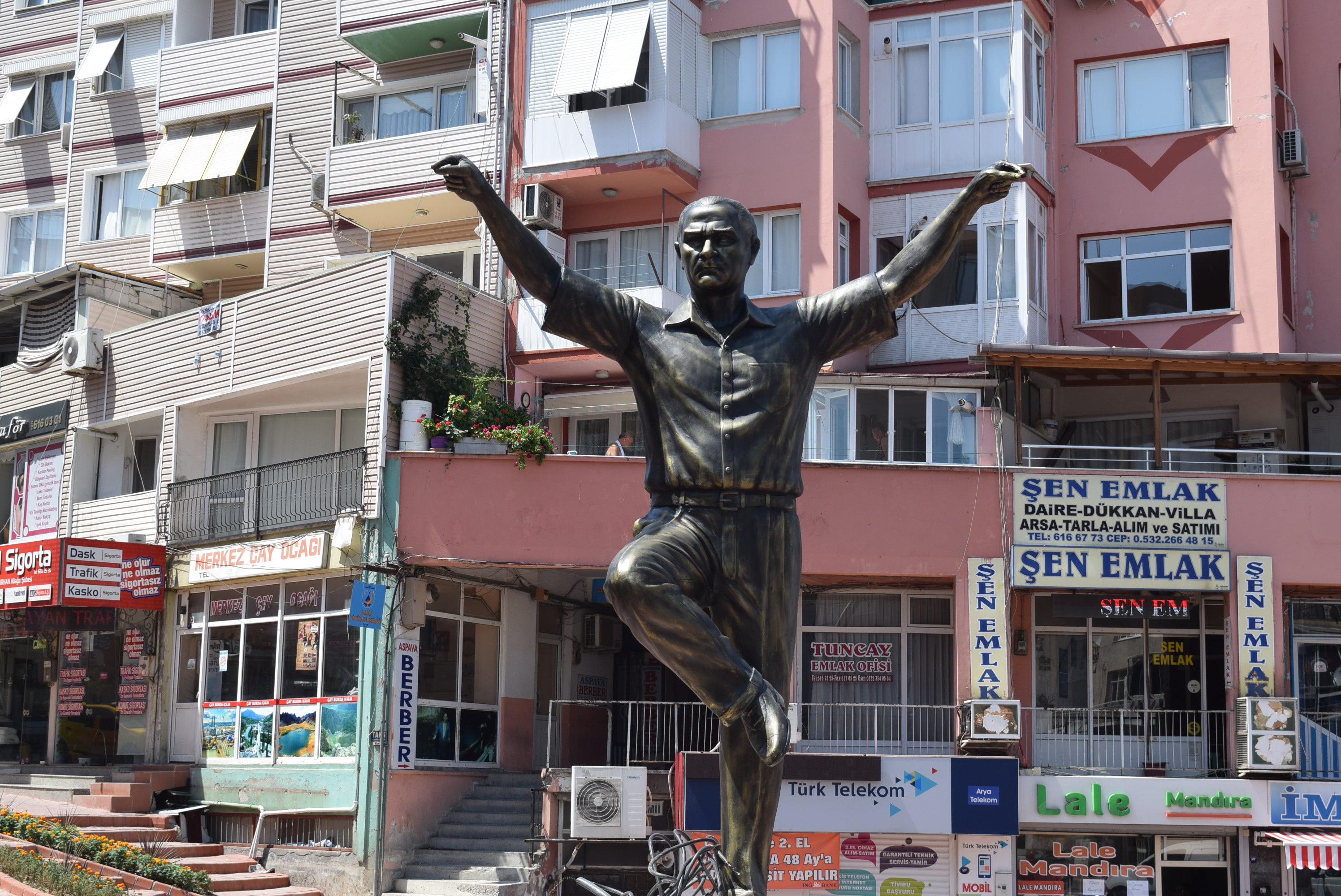 Aliağa'ya yapılan 'Atatürk Heykeli' takdir topluyor