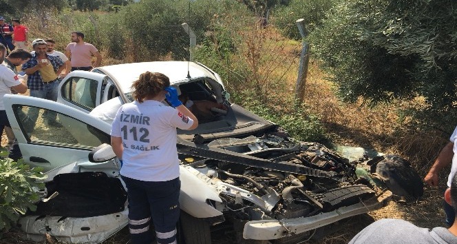 İzmir'de tren otomobile çarptı, yolcularda dehşeti yaşadı: 1'i ağır 2 yaralı