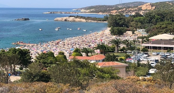 Foça'da plajlarında bayram bereketi: İğne atsan yere düşmüyor
