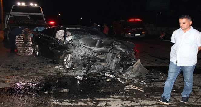 İzmir'de iki otomobil çarpıştı: 1 ölü, 5 yaralı