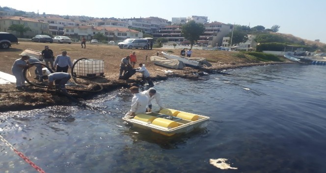 Foça'da meydana gelen ağır yakıt sızıntısı denizi kirletti