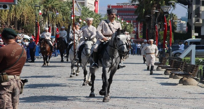 İzmir'in işgalden kurtuluşunun yıl dönümünde duygulandıran tören