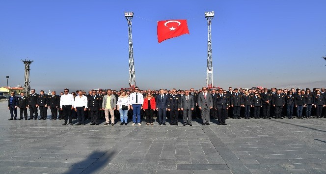 İzmir'de İtfaiye Haftası kutlamaları, Cumhuriyet Meydanı'nda düzenlenen törenle başladı.