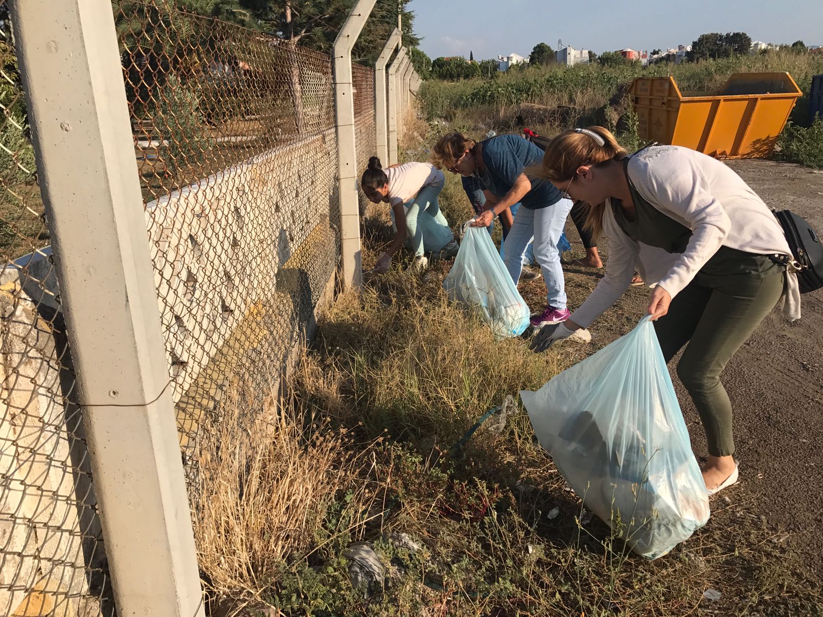 AK Parti Aliağa İlçe Kadın Kolları, 15 Eylül Dünya Temizlik Günü dolayısıyla çöp toplama etkinliği düzenledi
