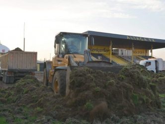 ALİAĞA İLÇE STADINDA ÇİMLER YENİLENİYOR