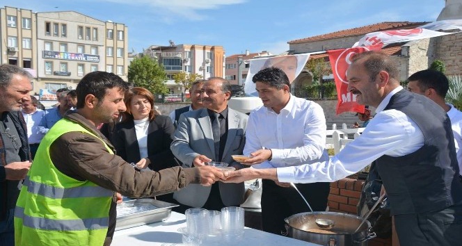 MHP Aliağa'dan vatandaşlara aşure ikramı