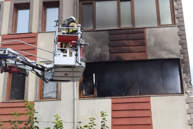 Apartmanda Çıkan Yangında 5 Kişi Dumandan Zehirlendi