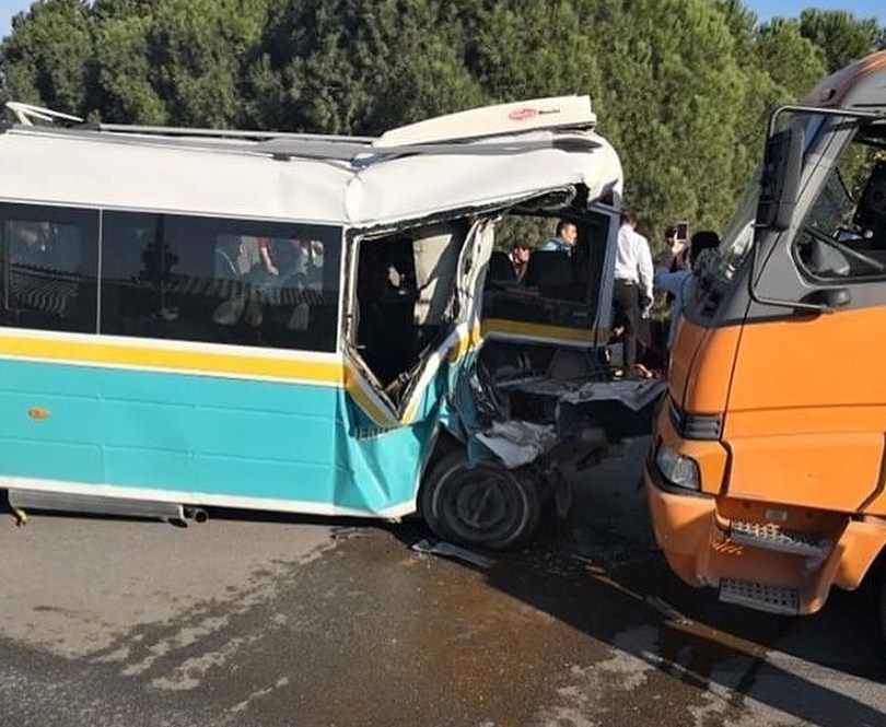 İzmir'de Trafik Kazası ;16 yaralı