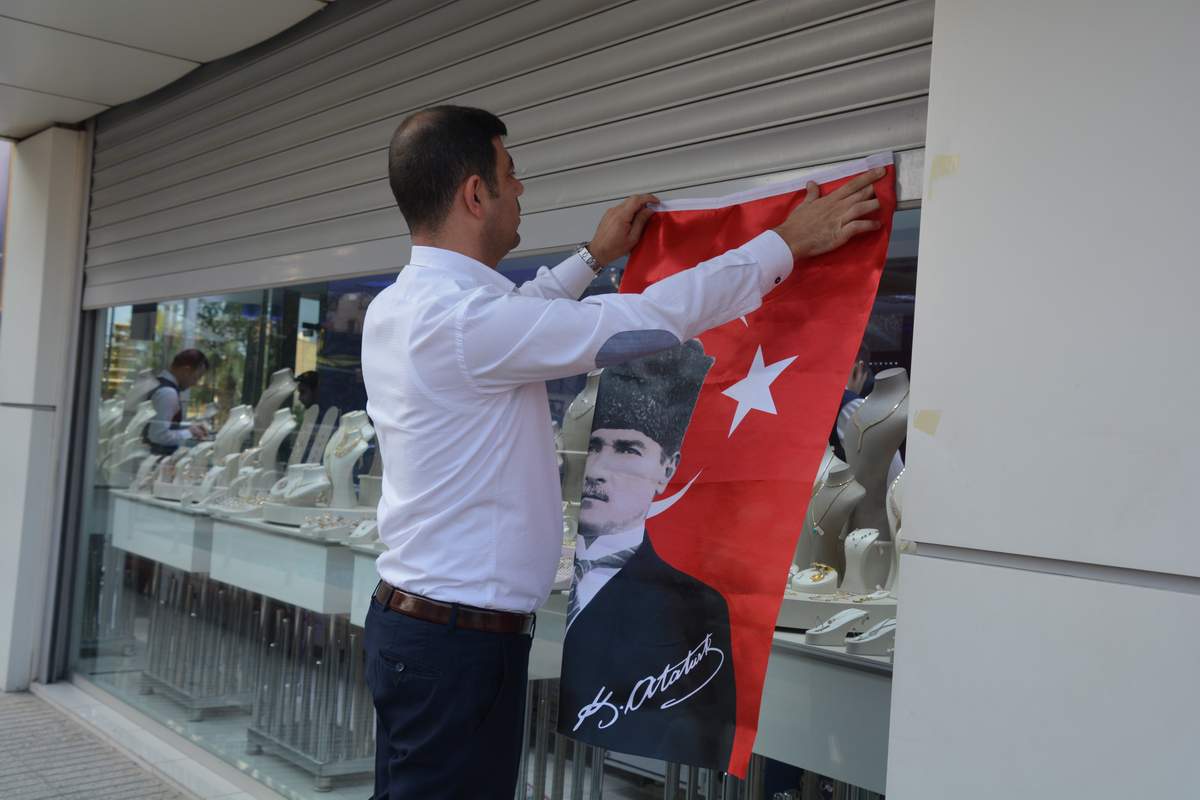 ALİAĞA BELEDİYESİ'DEN ESNAFA ATATÜRK BASKILI TÜRK BAYRAĞI