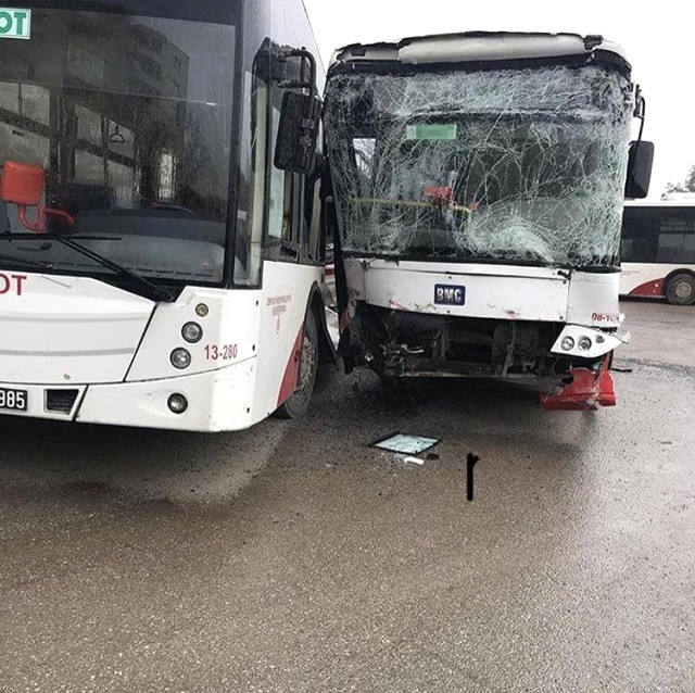 İzmir'de Belediye Otobüsleri Çarpıştı: 18 Yolcu Yaralandı