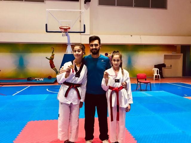 TAEKWONDODA ALİAĞA SPORCULAR 2 MADALYAYLA DÖNDÜ