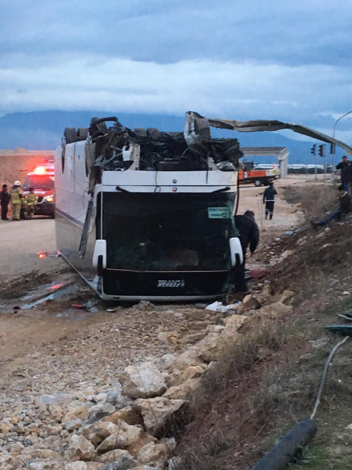 İzmir'de işçileri taşıyan otobüs otomobille çarpıştı: 36 yaralı