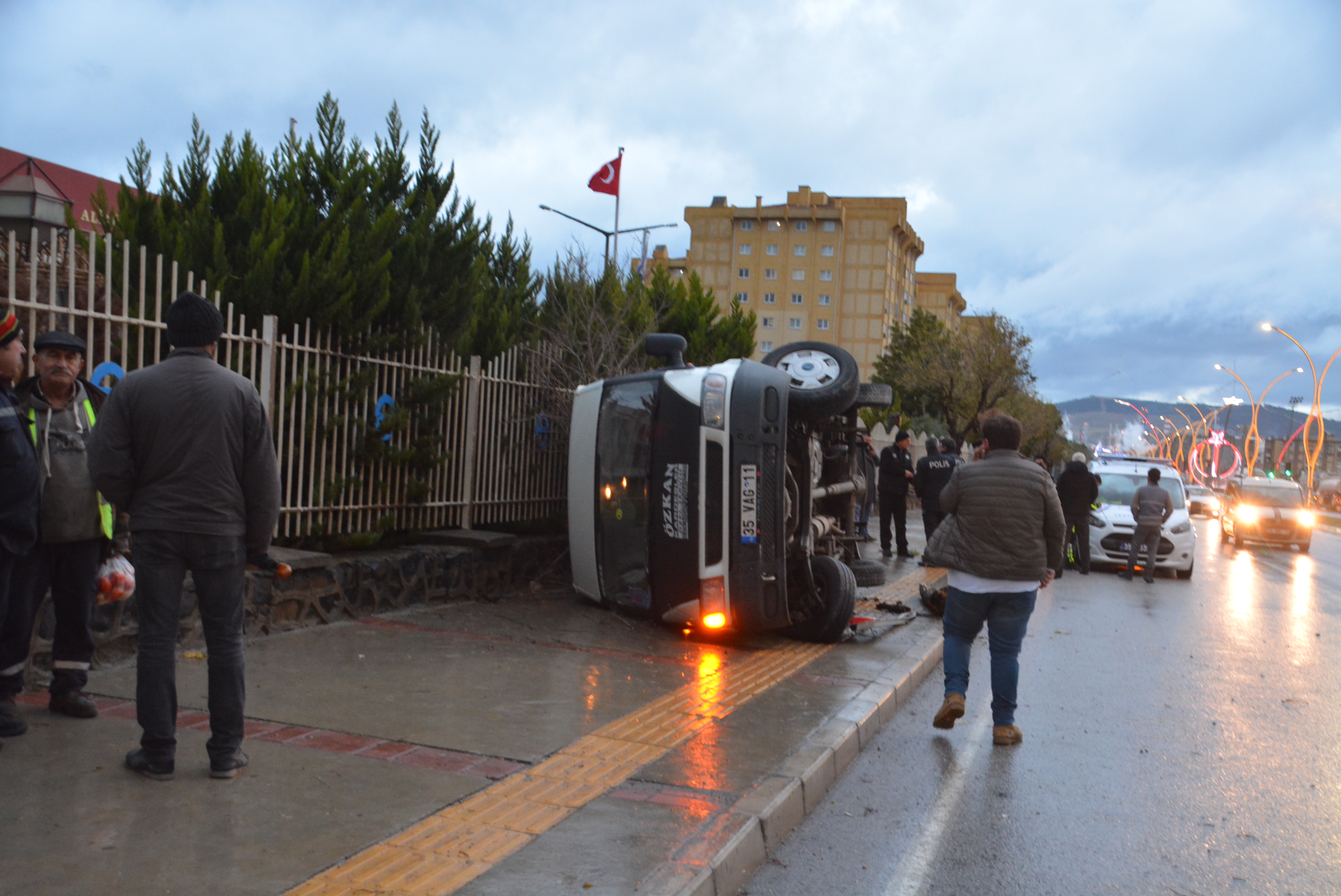 Aliağa'da işçi servisi  Minibüs  devrildi:  
