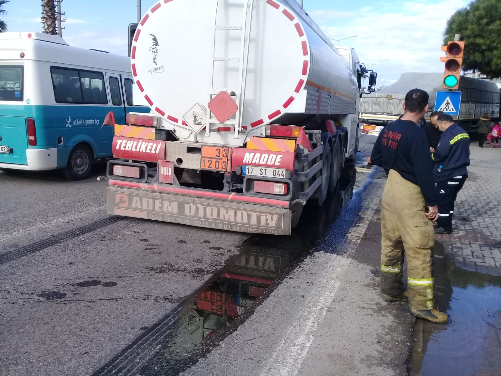 aliağa'da tırla akaryakıt  yüklü tanker çarpıştı.