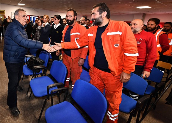 İzmir Büyükşehir Belediye Başkanı Aziz Kocaoğlu, Metro için yüzde 25, İZBAN için de yüzde 30 zam teklifi götürdü.