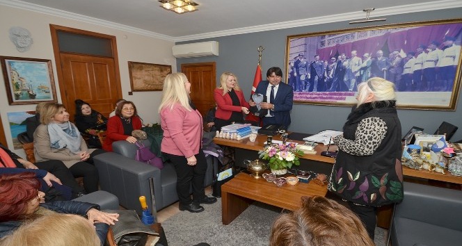 Foçalı kadınlar Başkan Demirağ'ı ziyaret etti