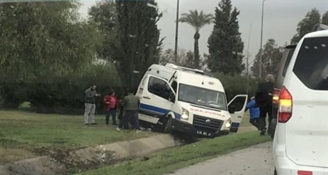 İzmir'de ambulans yoldan çıktı: 5 yaralı