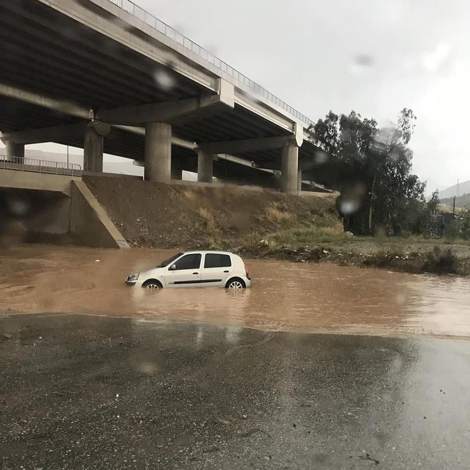 İzmir'de sağanak yağış hayatı olumsuz etkiliyor