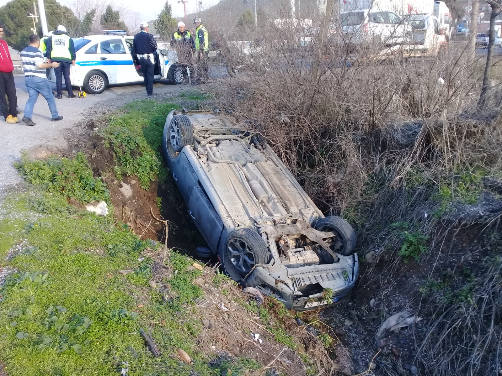 Menemen 'de Otomobil Su Kanalına Düştü