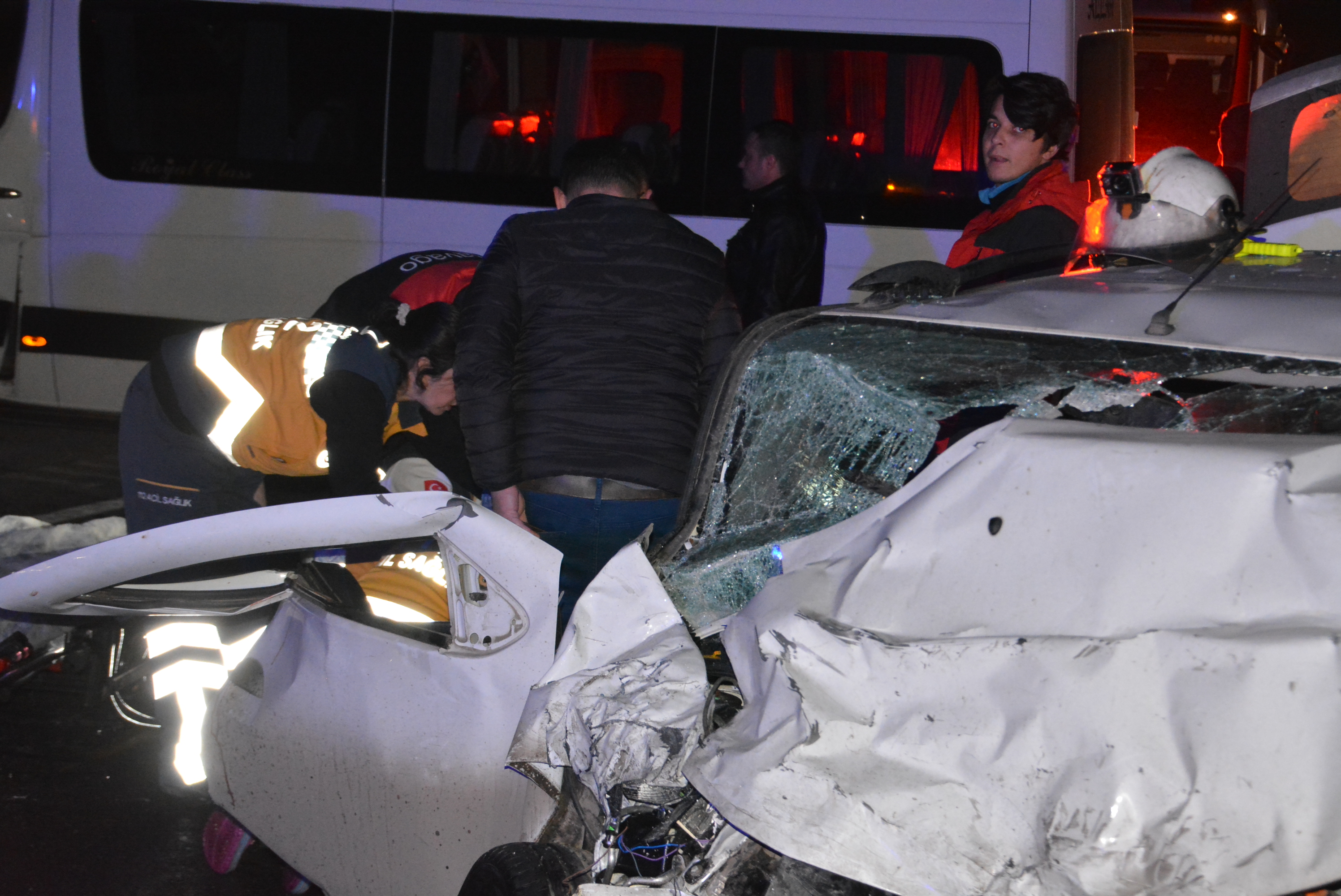 Aliağa'da 4 Aracın Karıştığı Zincirleme Trafik Kazasında 10 Kişi Yaralandı