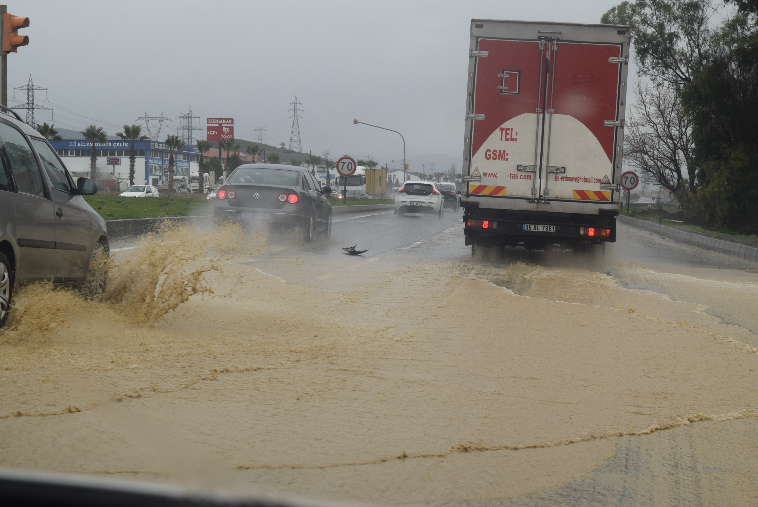 Sağanak yağış nedeniyle sürücüler zor anlar yaşadı.