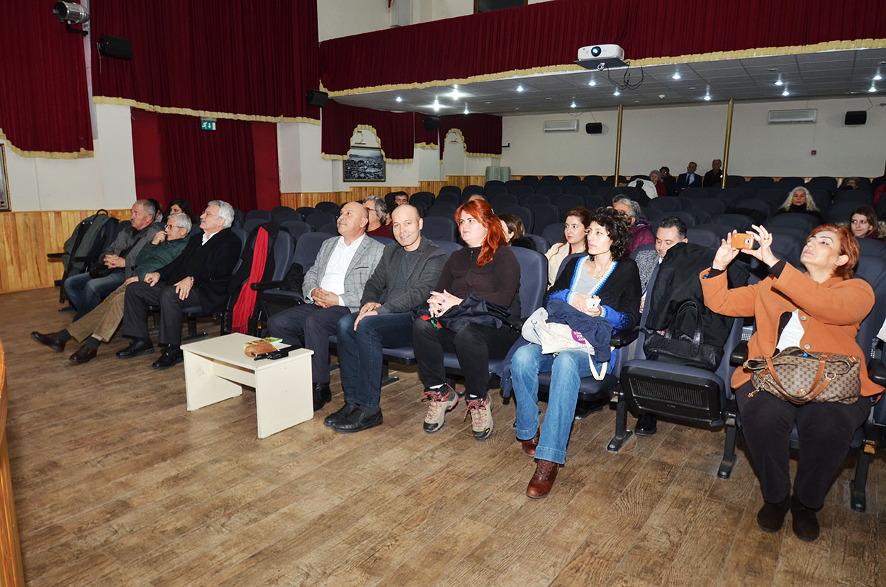 FOÇA'DA 'PALMİYE KIRMIZI BÖCEĞİ VE ÇAM KESE TIRTILI İLE MÜCADELE' KONULU KONFERANS DÜZENLENDİ