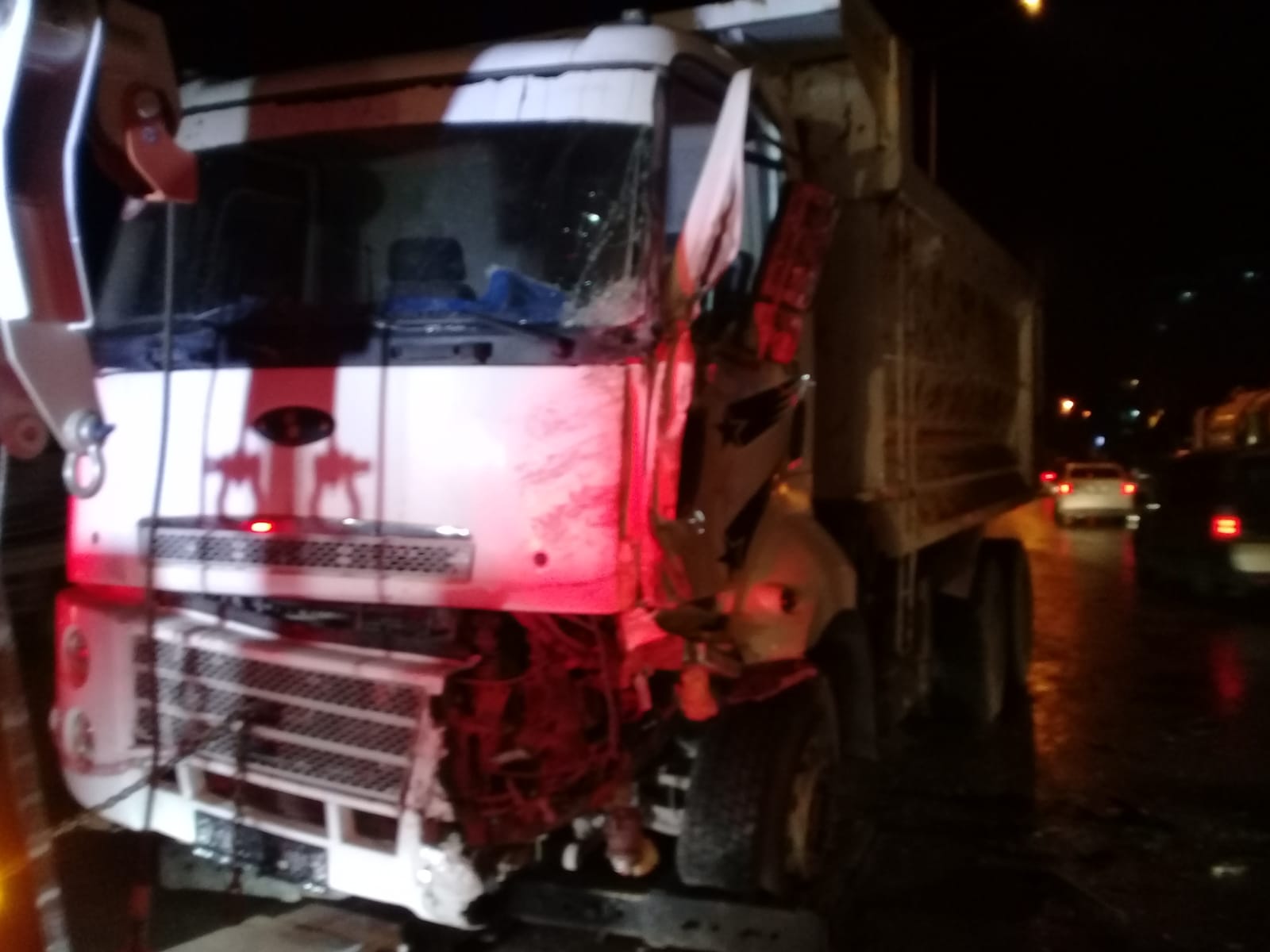 Aliağa'da Bir Hafriyat Kamyonu Otobüse ve Vidanjöre Çarptı.